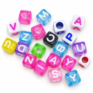 Perles d'alphabet cubiques translucides colorées à lettres blanches