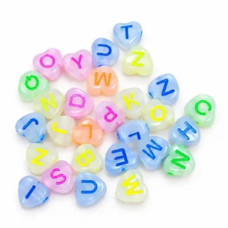Perles d'alphabet en forme de cœur pastel translucides à lettres colorées